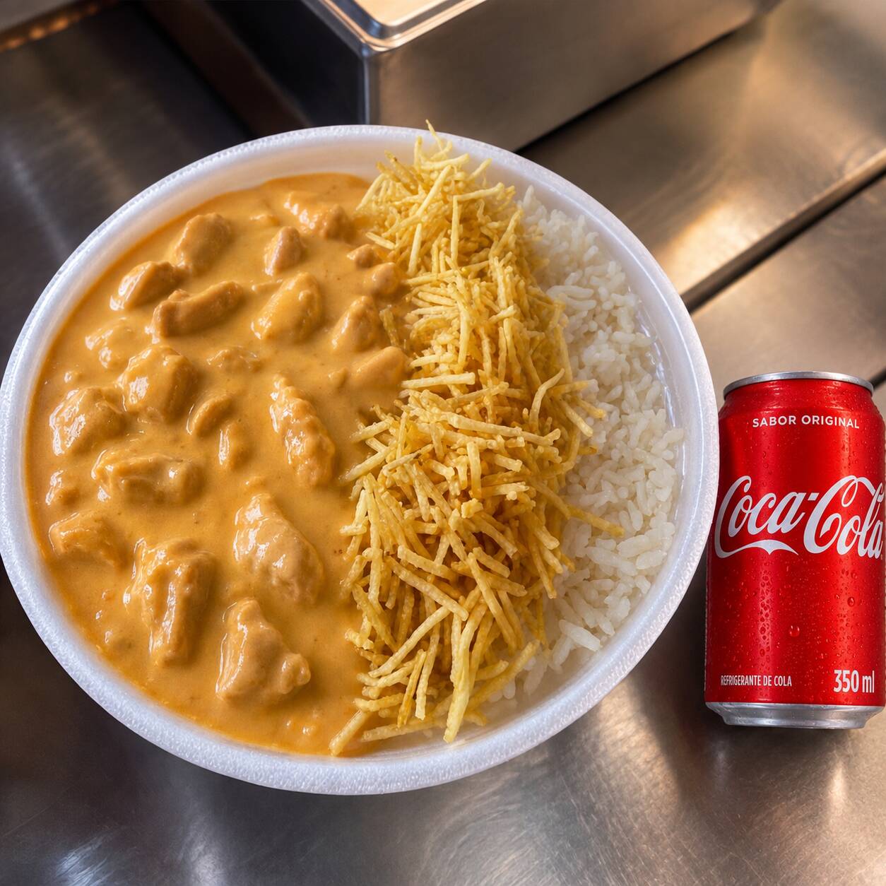 Arroz soltinho no alho, strogonoff com ketchup e batata palha separada + Cola Cola 200ml