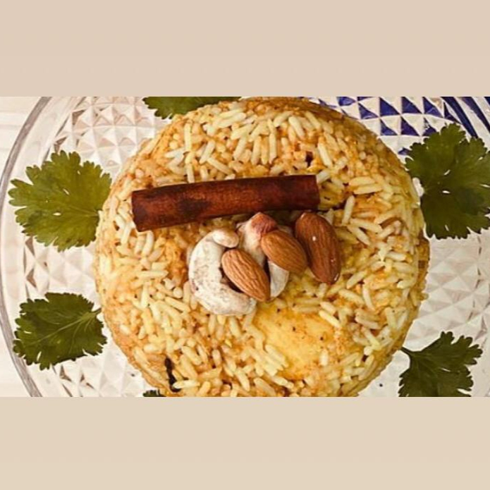 Risoto ao molho encorpado de iogurte, castanha de caju, amêndoas, coentro e massala.