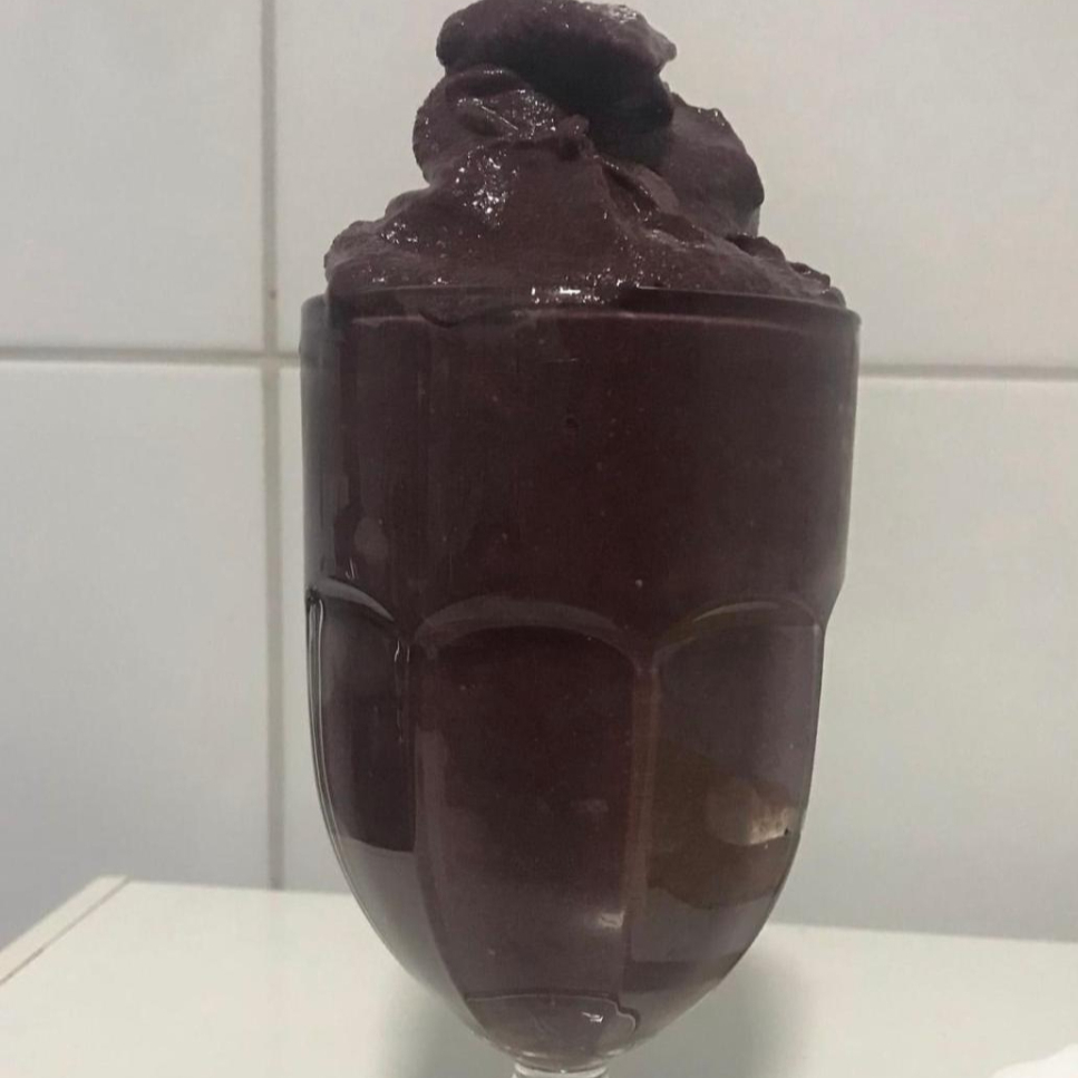Vitamina de açaí com amendoim, castanha de cajú, banana, granola, paçoca e xarope de guaraná