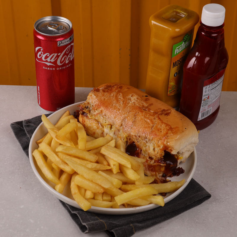 Lanche Dogão prensado completo com tudo que tem direito + queijo e bacon (escolha seu pao, salsicha, ketchup, mostarda, maionese, purê de batata, batata palha, vinagrete, milho, Catupiry, cheddar, molho barbecue, deliciosa crosta de queijo na chapa e bacon + batata frita P + refrigerante