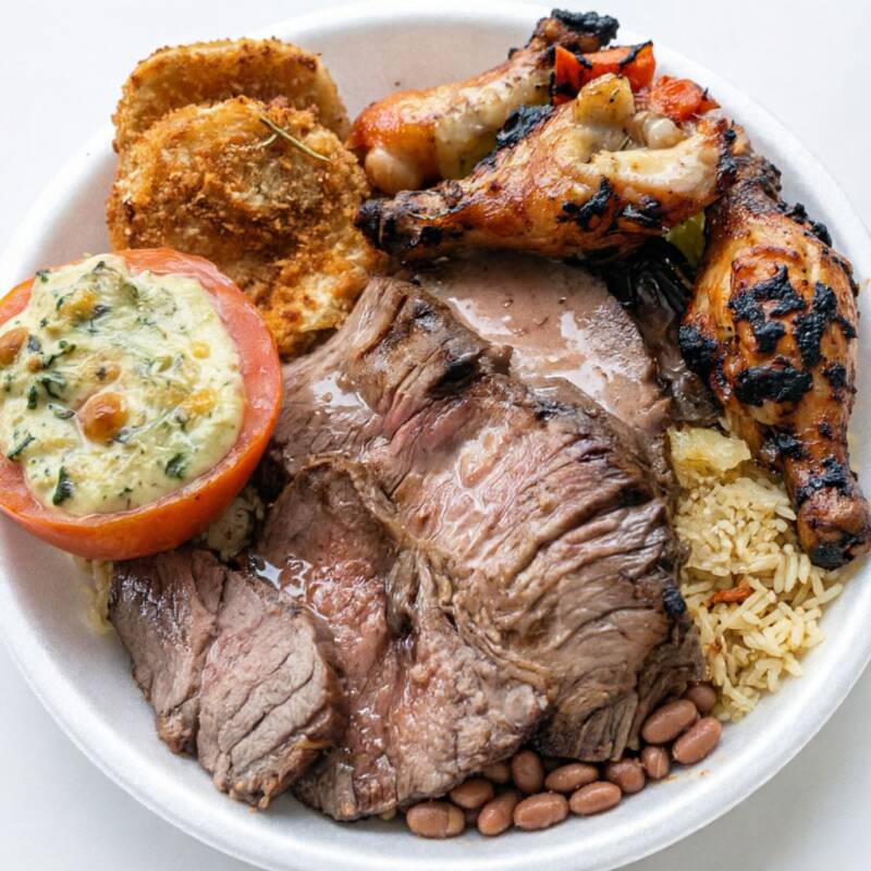 alcatra (100g) e sobrecoxa (100g). arroz soltinho, feijão fresquinho, farofa da casa, macarrão alho e oleo e batata rustica Tam. M - Serve 1 pessoa- Aprox.; 600g Serve uma pessoa