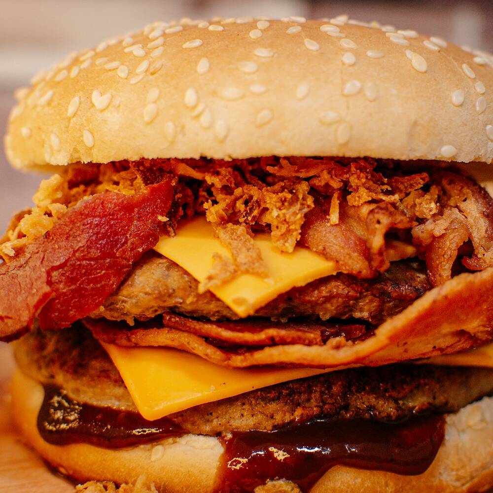 Pão grande , duas carnes bovinas de 90g , queijo cheddar , bacon, molho barbecue e cebola crispy.