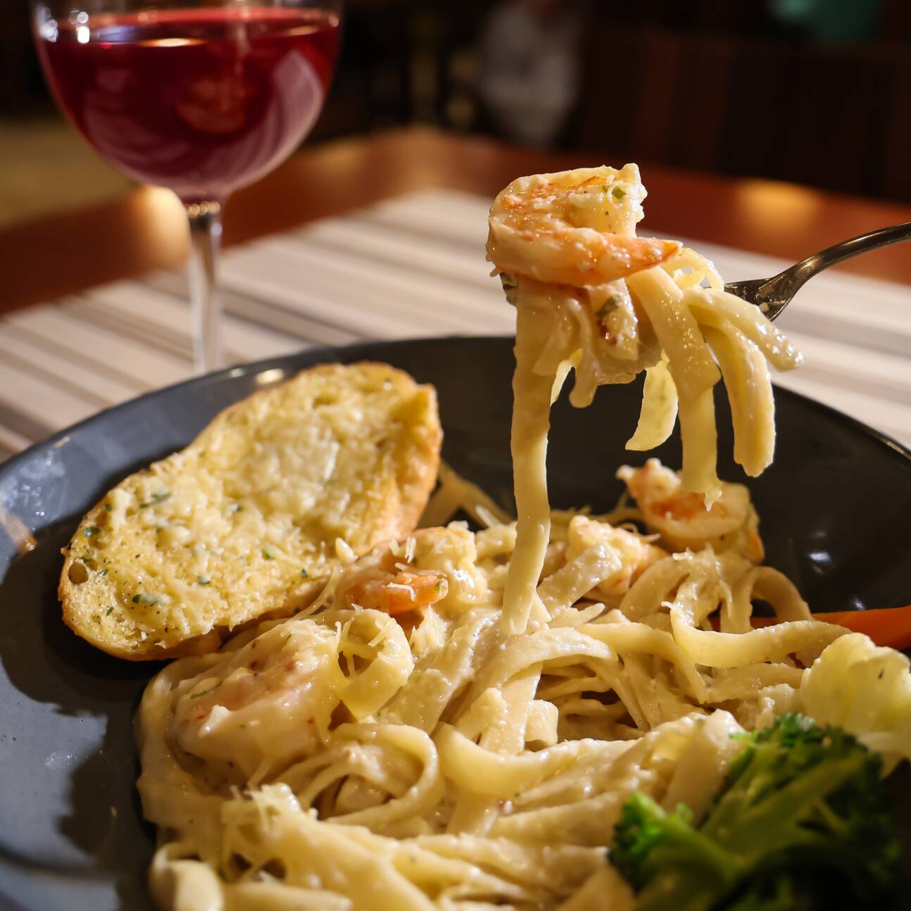 Fettuccine Alfredo con Camarones