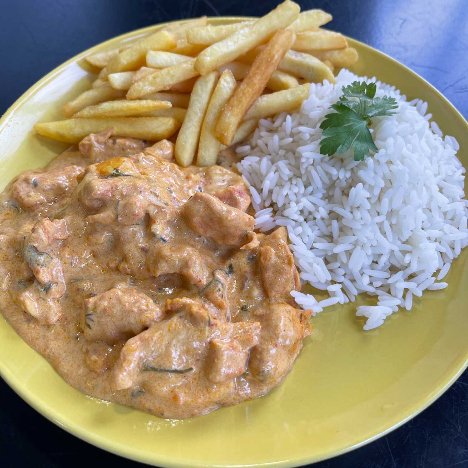 Marmita de Strogonoff de Frango, com 2 acompanhamentos a sua escolha.