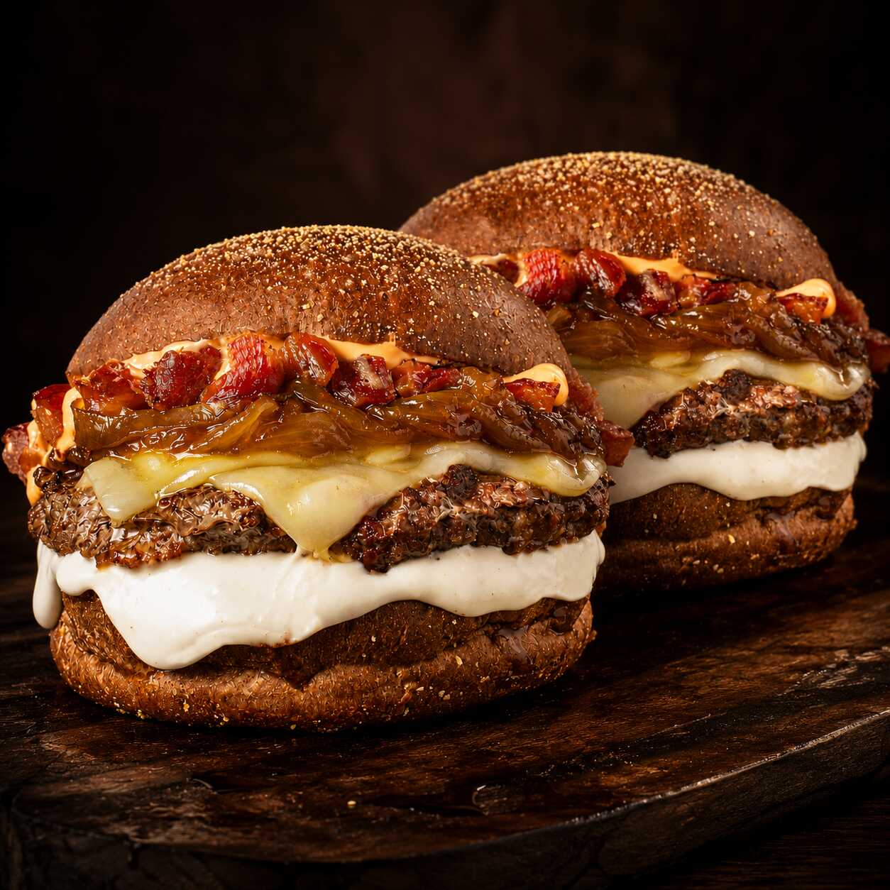 02 Deliciosos burgers Supremo, Recheado Com um Suculento Blend 110g com Molho Cheddar, Molho Barbecue, Bacon, Cebola caramelizada e Molho aioli