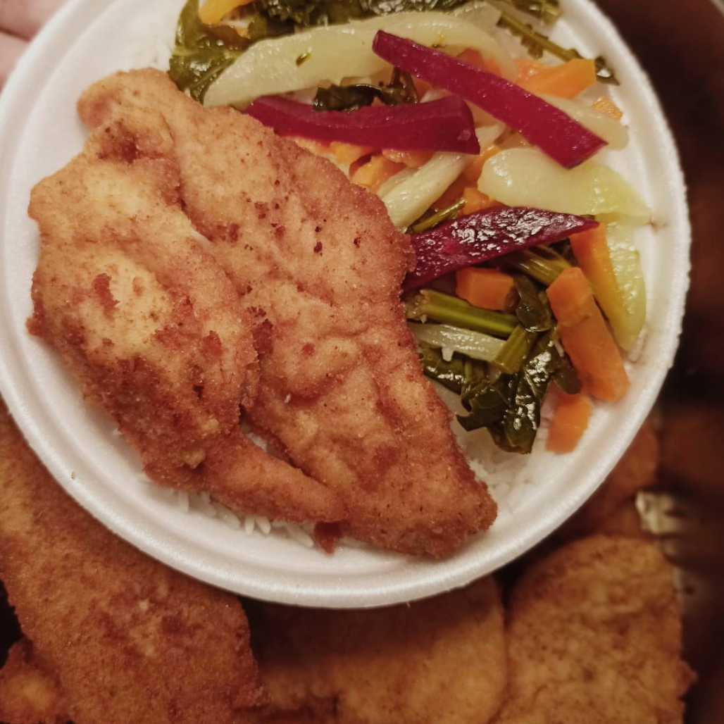 NOSSA REFEIÇÃO INCLUI ARROZ BRANCO FRESQUINHO, FEIJÃO PRETO BEM TEMPERADO, FRANGO EMPANADO E SELETA DE LEGUMES GRATIS, PEÇA LOGO A SUA REFEIÇÃO!