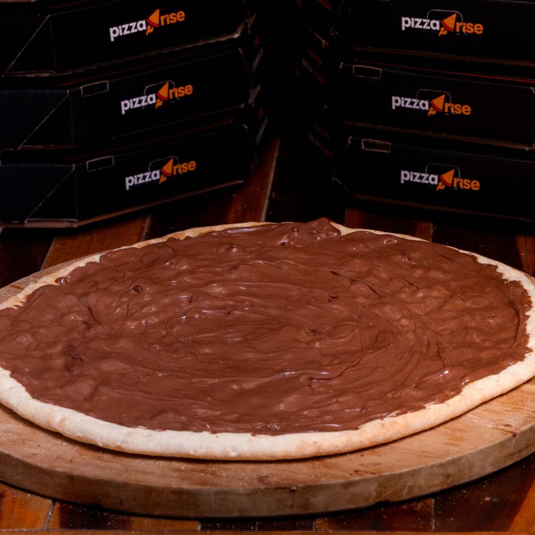 Massa leve, delicada camada de mussarela argentina e chocolate com avelã. Finalizada com toque especial para adoçar seu momento. Extremamente irresistível e cremosa.