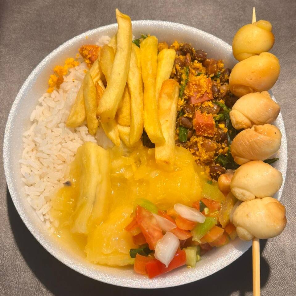 Arroz, feijão tropeiro ou caldo, vinagrete, mandioca, batata frita.