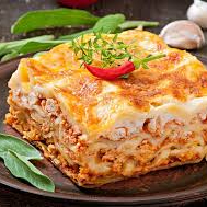 Deliciosa lasanha de frango , feita com ingredientes frescos e camadas generosas de molho caseiro e queijo derretido. Prática, saborosa e perfeita pra sua refeição