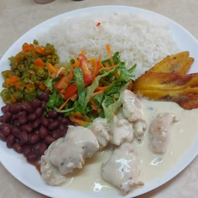 Casado Con Pollo En Salsa Blanca