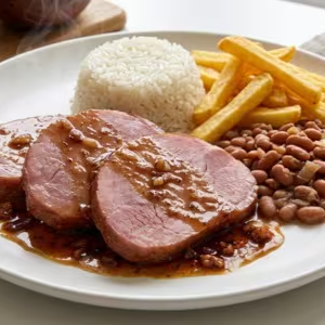 Acompanha arroz, feijão e fritas. Prato Individual, aprox.450gr.