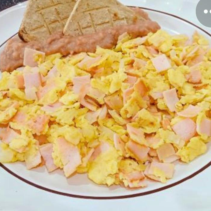 Paquete de huevos con jamon ,frijoles, cafe, fruta
