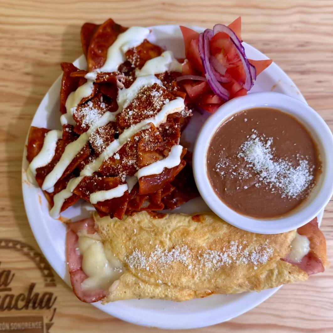 Chilaquiles con Omelette con Clásico