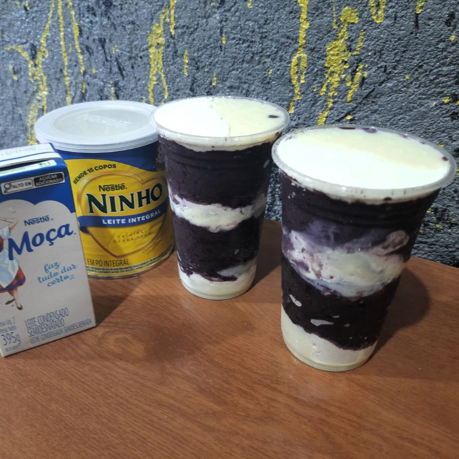Monte e aproveite o nosso Duplo Açaí Clássico, disponível nos tamanhos 330ml, 440ml, 550ml ou 770ml! Feito com Açaí Cremoso, Leite em Pó Ninho e Leite Condensado Moça. Simplesmente perfeito, sem necessidade de complementos adicionais, para uma experiência deliciosa do jeito que você ama!