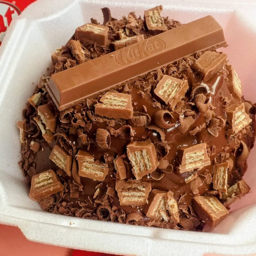 Deliciosa massa de cenoura,cobertura especial com raspas de chocolate, pedaços de Kitkat na decoração,peso 250g serve uma pessoa.