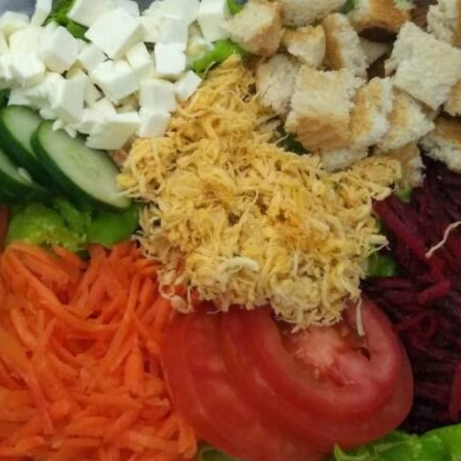 Ingredientes fresquinhos com frango queijo branco e croutons
