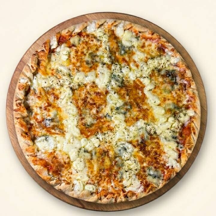 Pizza G | 08 Pedaços | 35cm
Muçarela, gorgonzola, parmesão e requeijão cremoso. Quatro queijos poderosos juntos, pra quem não tem medo de ser feliz no primeiro pedaço.