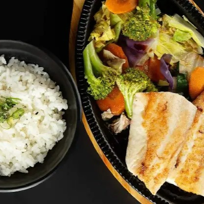 Filé de Tilápia grelhado com legumes na manteiga e arroz.