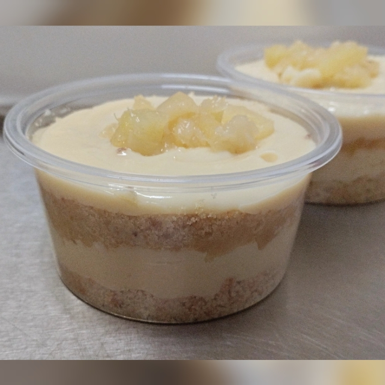 Camadas de bolo de massa branca com recheio de Leite Ninho com geleia artesanal de abacaxi.