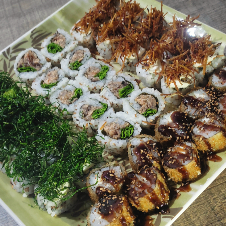 10 uramaki salmão grelhado 10 uramaki batata doce crispy 10 uramaki couve crispy 10 hot salmão Filadélfia