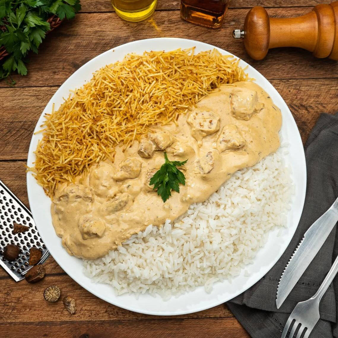 Arroz branco, strogonoff cremoso de frango e batata palha.