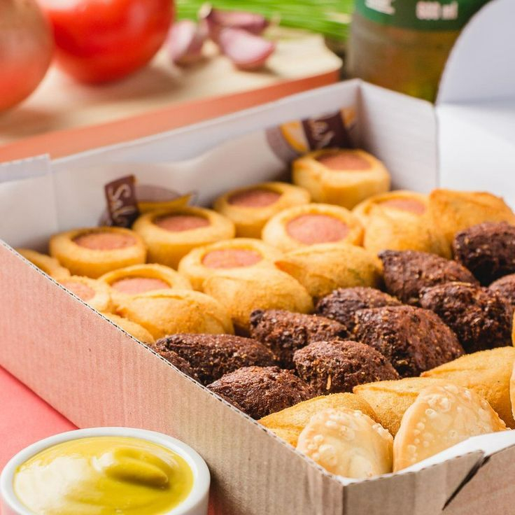 50 Mini Salgados à sua escolha para agradar todo mundo! Ideal para dividir com a família e curtir momentos cheios de sabor. (Aproximadamente 30 Gramas Cada Unidade!)