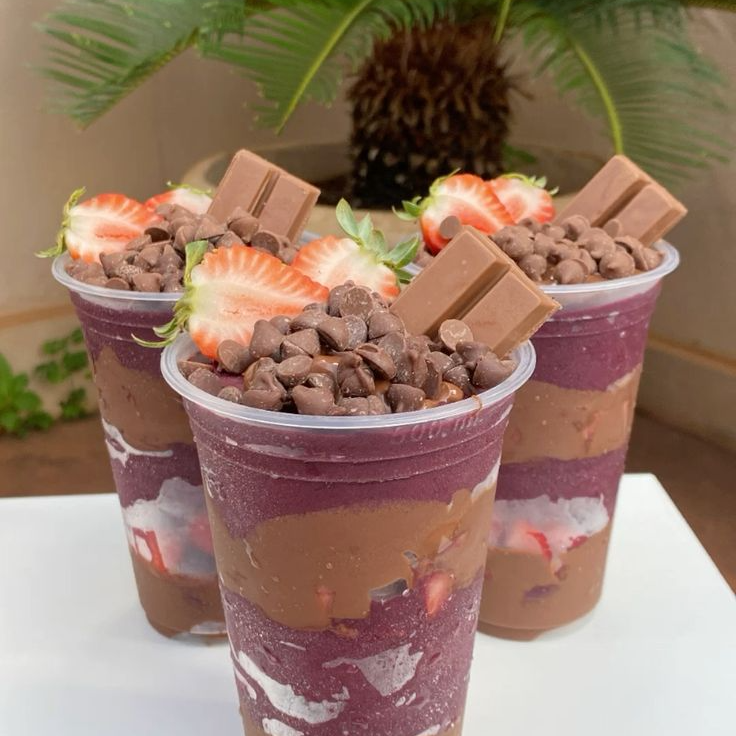 nutella,kitkat,morango,gotas de chocolate e leite condensado
APENAS UM COPO !!