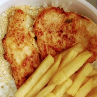 DELICIOSO ARROZ CASEIRO FEIJAO FILE DE FRANGO GRELHADO COM FRITAS