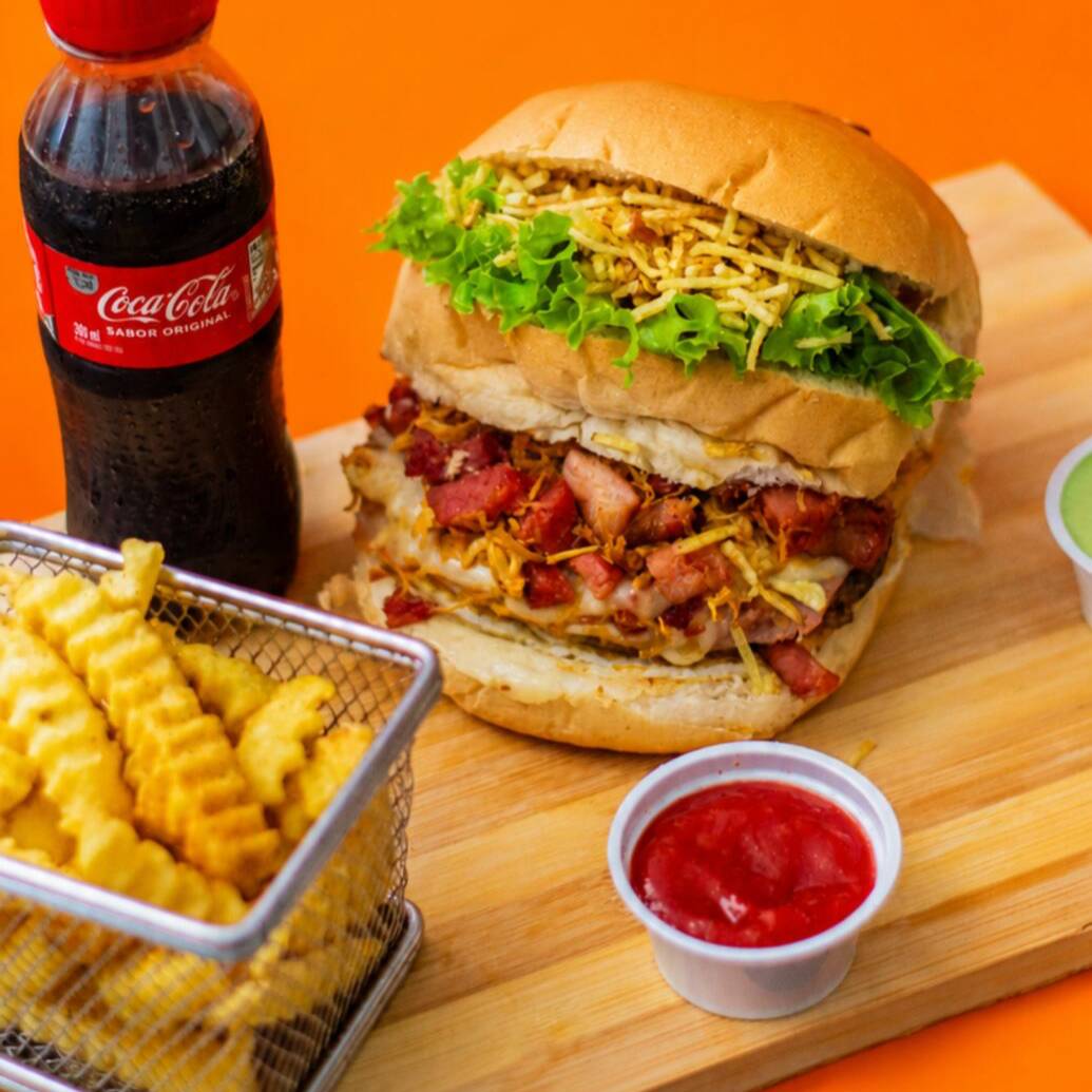 Combo X- Tudo -Sabor digno de um deus! Delicioso Hambúrguer Thor cheio de sabor Batata frita crocante Coca-Cola 200ml bem gelada E um delicioso molho especial pra deixar tudo ainda melhor!
