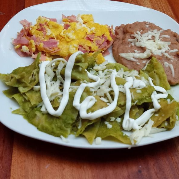 Combo-Huevos al Gusto+ Chilaquiles+Frijolitos+Cafe