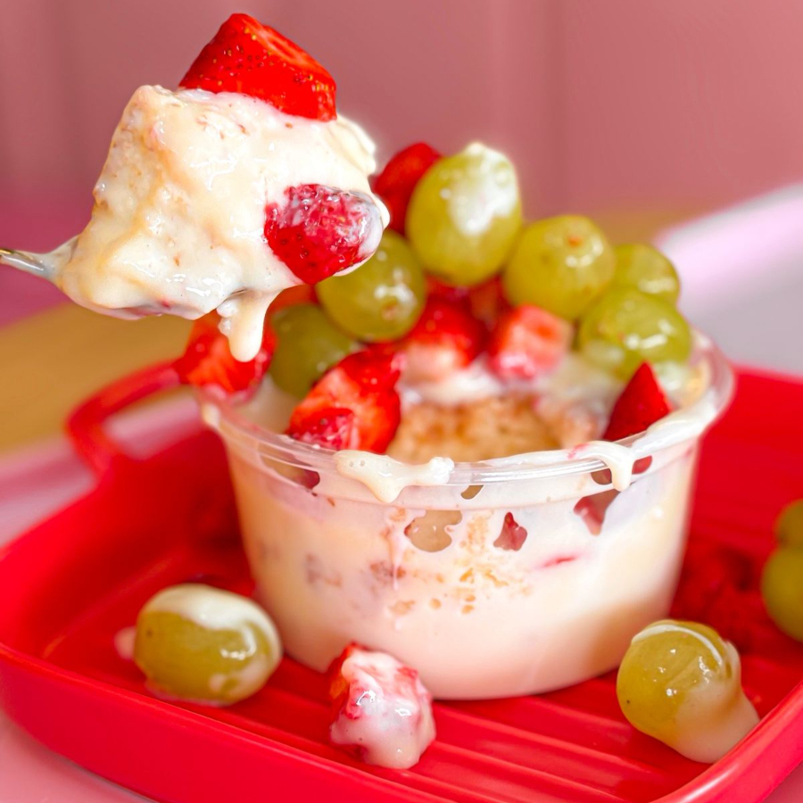 Inspirado em um bebe , fofo e sorridente, nasce esse bolo afogado na calda de ninho e frutas(uva e morando)refrescantes