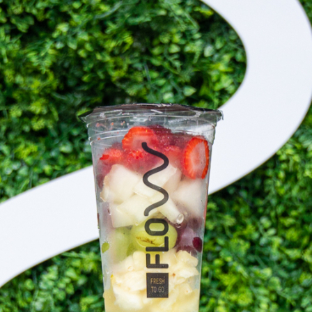 Salada de maçã, morango, abacaxi, banana e uva, servida com iogurte natural e granola crocante.