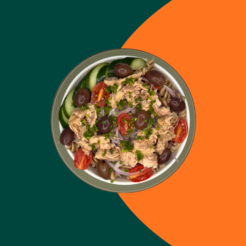 Base: macarrão integral cozido al dente, com atum em pedaços, tomate-cereja, pepino, milho, azeitonas pretas e cebola roxa. Toque especial de salsinha fresca e um fio de azeite de oliva extra virgem. Refrescante, leve e cheia de proteínas — perfeita para quem ama sabores mediterrâneos!