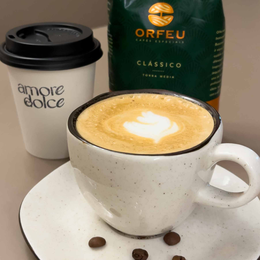 Feito com café especial e leite vaporizado. Cafés especiais são os cafés maior qualidade do mundo. O que utilizamos traz notas caramelizadas e achocolatadas, torra média. Não precisa de açúcar. Devido ao transporte pode perder temperatura, mas 10seg no microondas e ficará perfeito novamente.