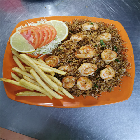 Arroz con Camarones, Ensalada, Papas y Refresco