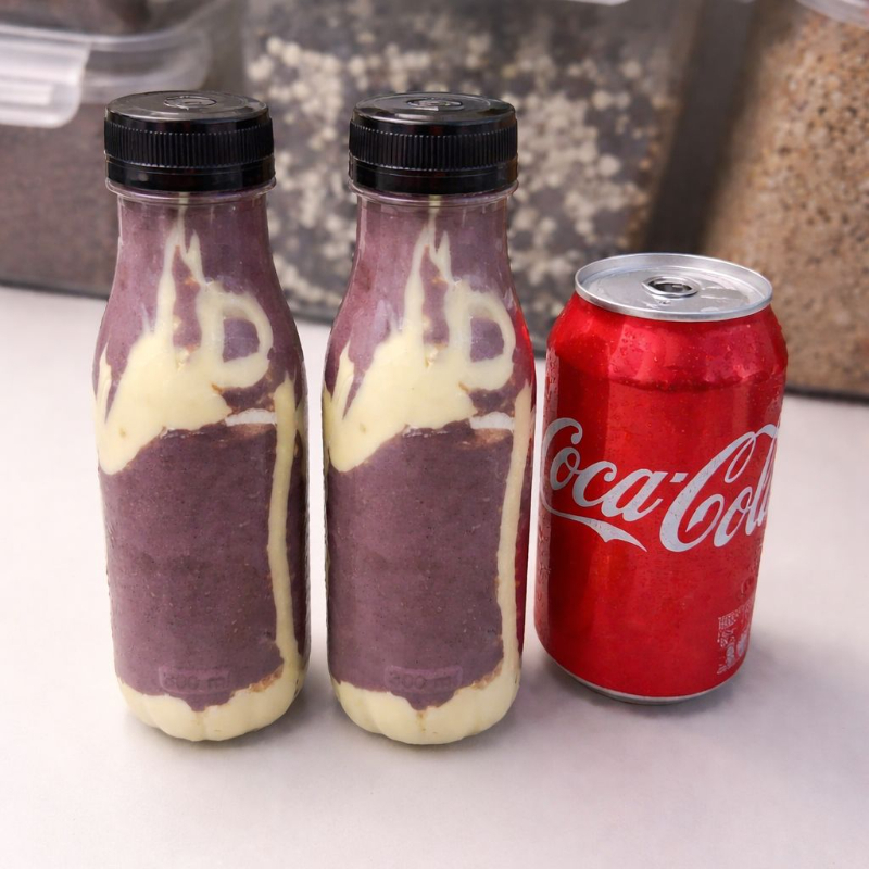 01 Garrafa com Bis preto + Chocolate ao leite + Leite em pó 01 Garrafa com Amendoim + Leite condensado + Leite em pó + 01 coca cola de 350ml