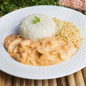 Delicioso estrogonofe de frango com molho tradicional e cremoso, acompanha arroz e batata palha