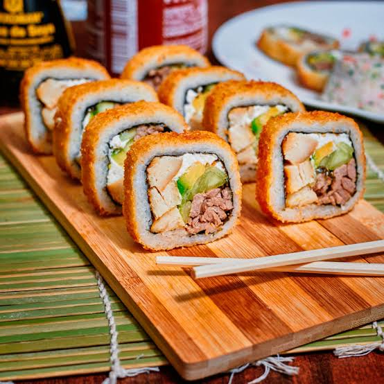 Sushi res y pollo