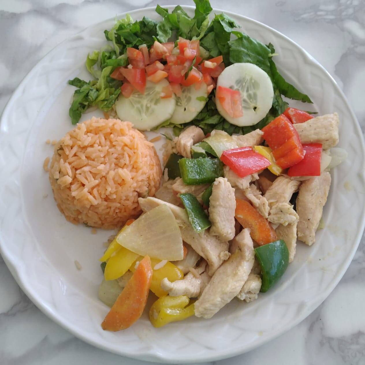 PECHUGA DE POLLO EN RAJAS DE MORRON