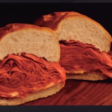 Pão Francês, montanha de mortadela e queijo. Sem frescura, só sabor.