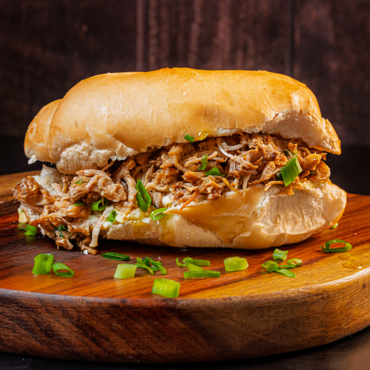 Pão francês, Pernil desfiado, maionese da casa e cebolinha.