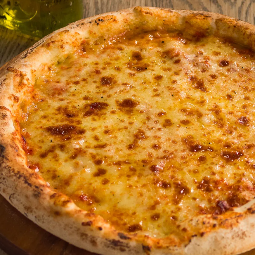 Massa, molho, queijo muçarela e orégano.