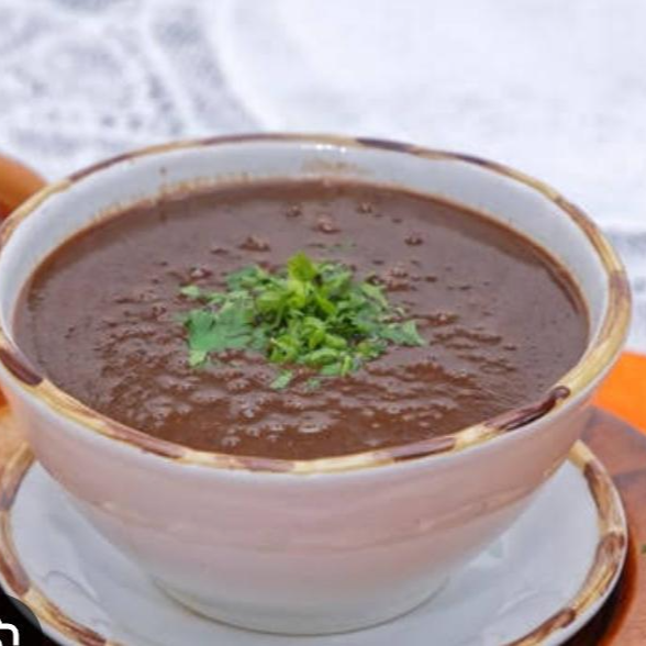Feijão batido bem temperado, com bacon e calabresa.