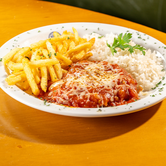 File de frango empanado é preparado com frango selecionado, molho super cremoso e tempero especial que traz aquele gostinho caseiro que conquista na primeira garfada
Acompanha arroz soltinho e batata frita crocante, formando a combinação perfeita para uma refeição completa, saborosa e bem servida