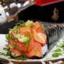 Cone crocante de alga recheado com generosas porções de peixe fresco, cream cheese, uma opção leve, saborosa e perfeita para quem busca uma refeição low carb.