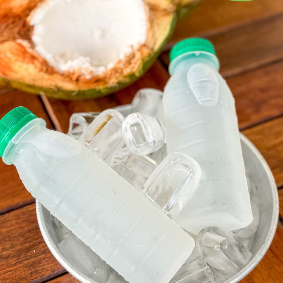 Deliciosa água de coco natural retirada direto do coco! Super geladinha e perfeita para se hidratar a qualquer hora do Dia.