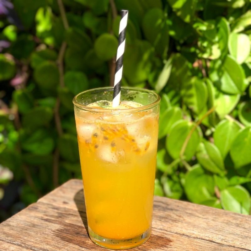 Soda, gelo, maracujá fresco e xarope de maracujá. Perfeita para o verão! Contém 500ml