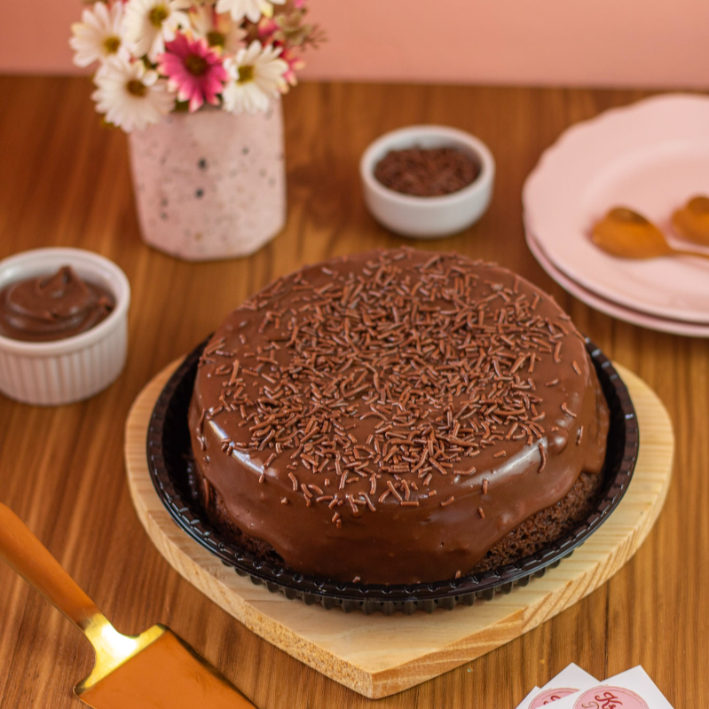 Bolo comum de chocolate com cobertura de brigadeiro 50% cacau no meio e por fora ótima opção para quem gosta de bolo com muita cobertura .
Tamanho 19cm rende de 8 a 10 fatias não contém aditivos químicos e conservantes.