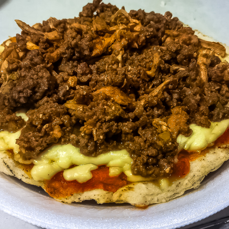 Arepizza Mixta (Pollo-Carne)
