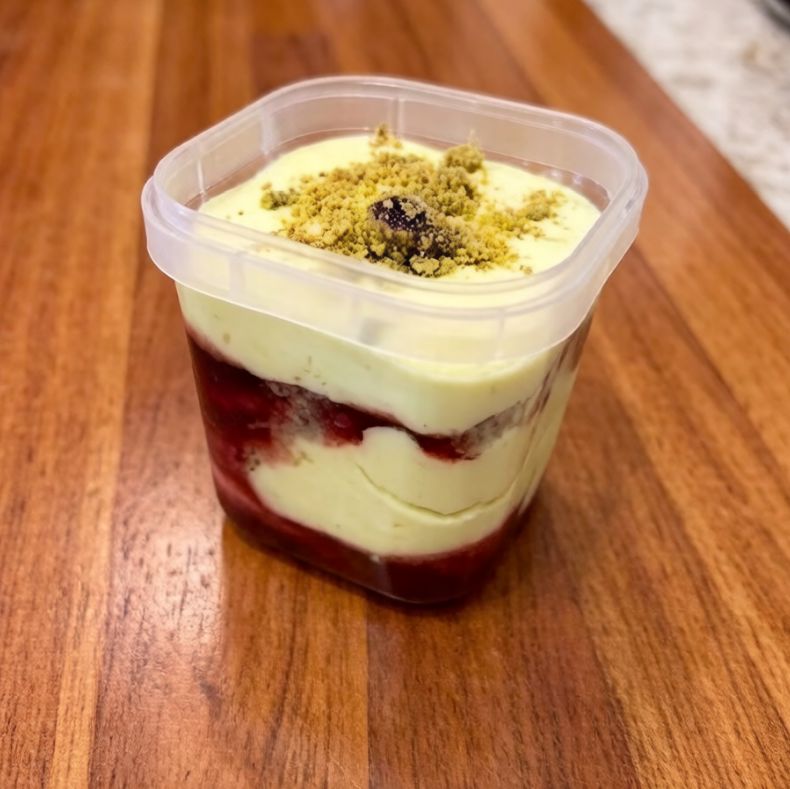 Mousse de pistache com geleia de frutas vermelhas